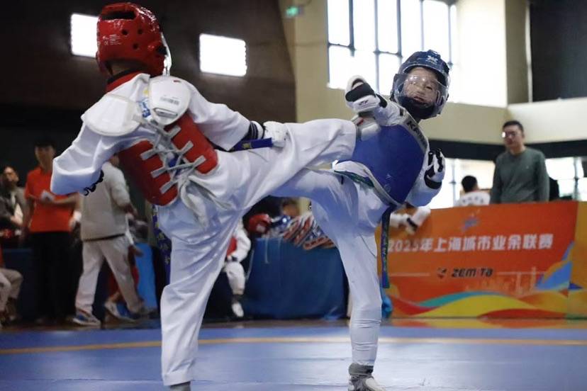 跆拳道擂台上拼尽全力,高手争胜 跆拳道擂台上拼尽全力,高手争胜