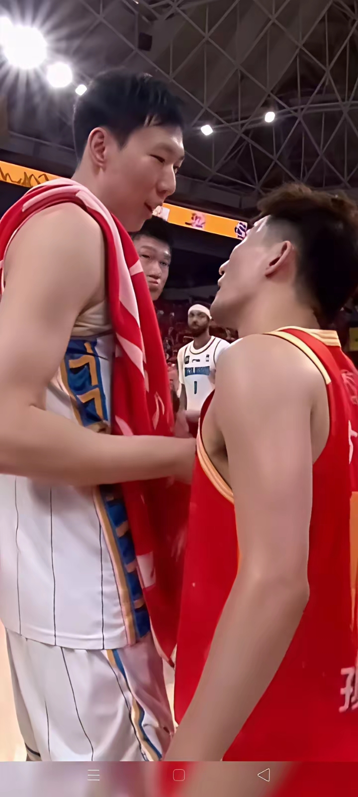 球迷们热情支持自己钟爱的篮球明星