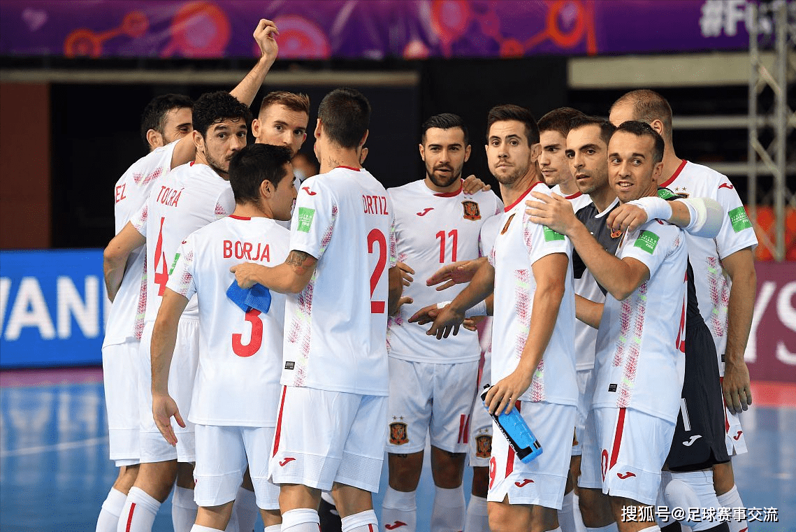 科威特队在国际足球比赛中展现出强大实力 科威特队在国际足球比赛中展现出强大实力