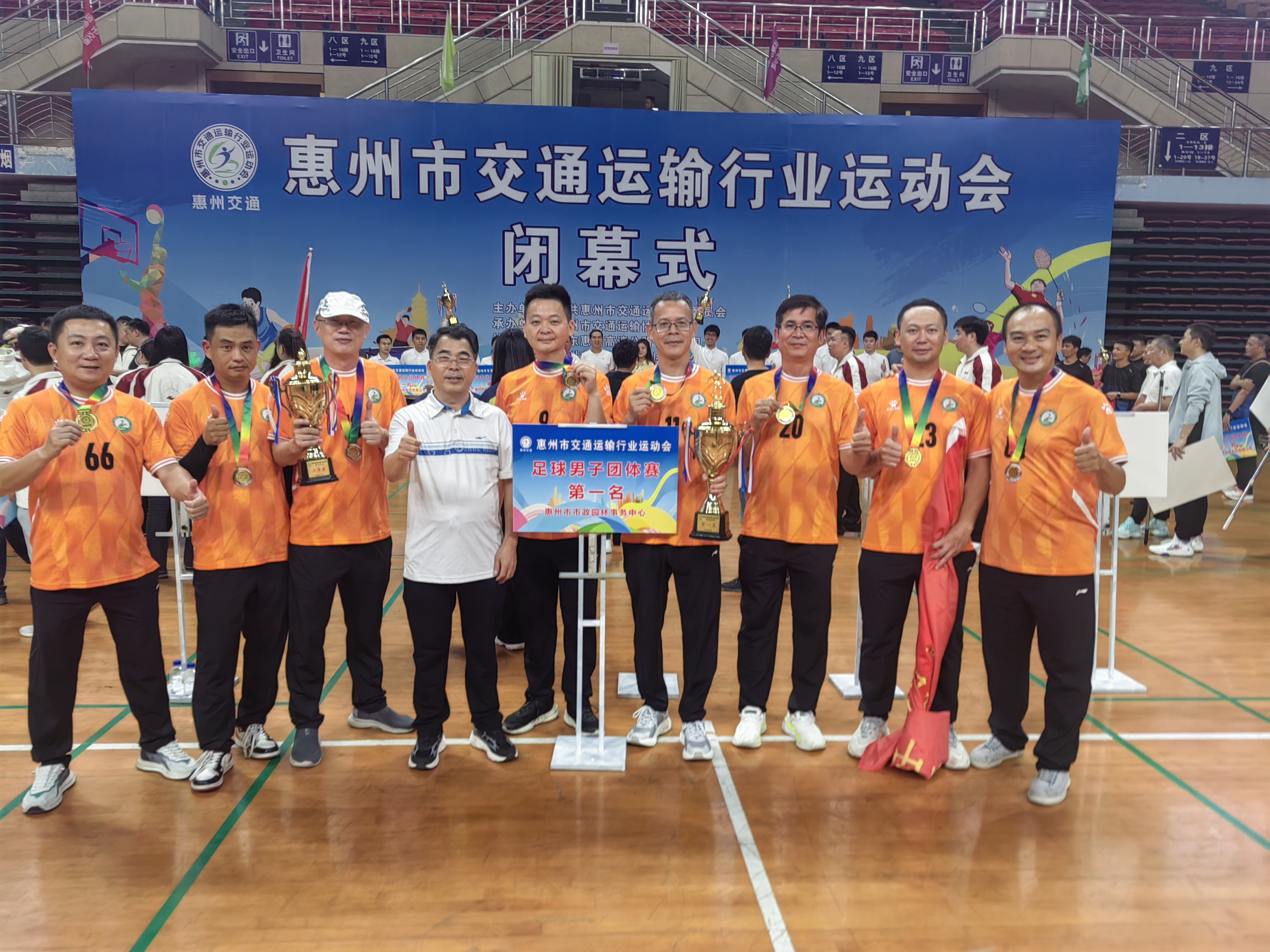 足球比赛中一次漂亮的长传助攻助队获胜 足球比赛中一次漂亮的长传助攻助队获胜