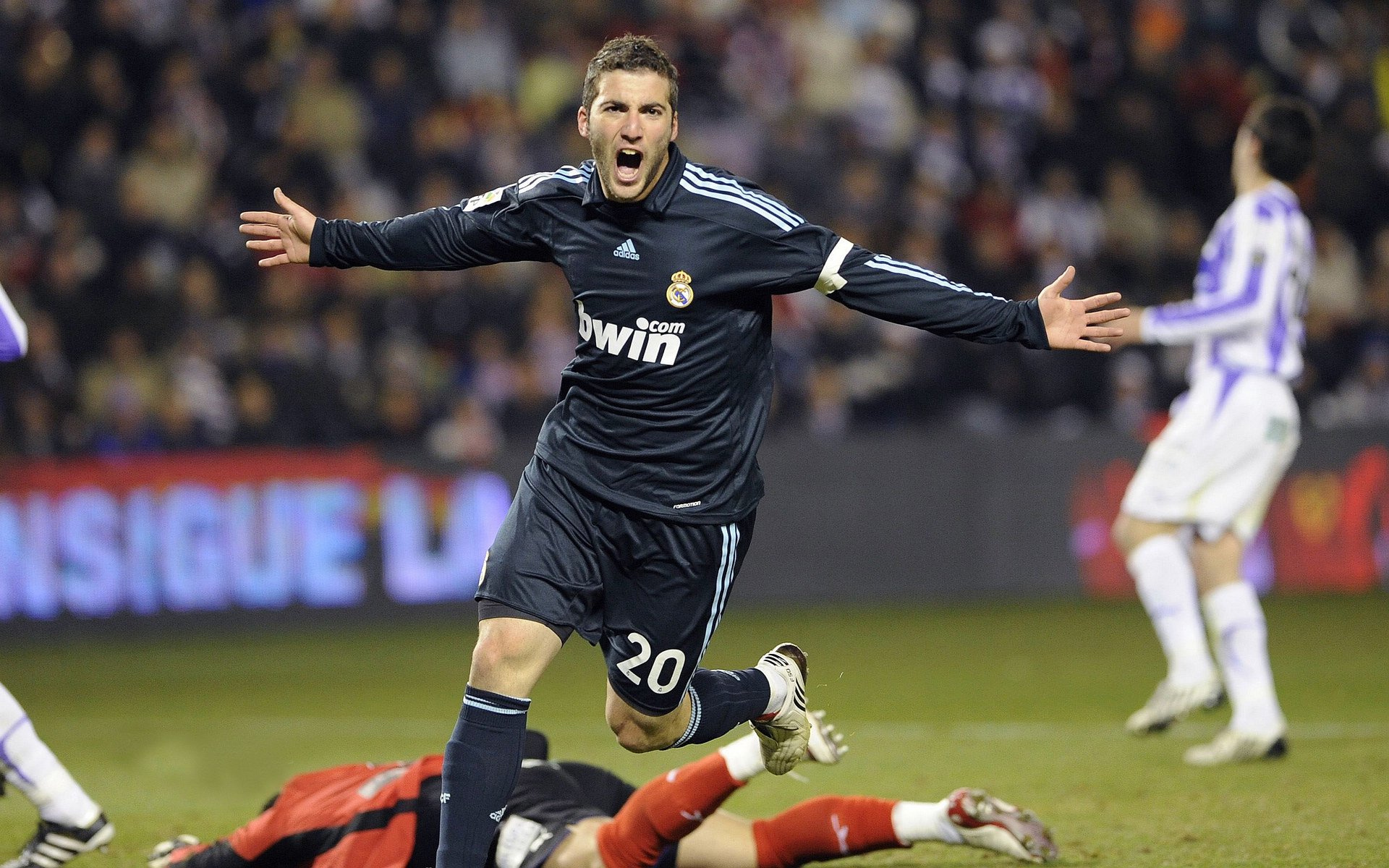 末节之王与节奏大师,梅西的接管艺术与乌克兰智慧如何重塑现代足球