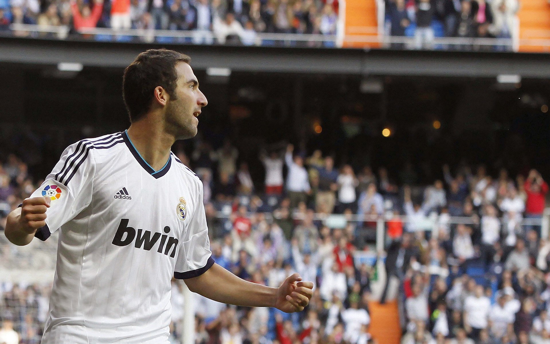 爱游戏tv-新王登基！西亚卡姆攻防两端统治全场，国王轻取灰熊锁定关键胜利